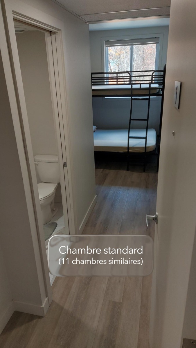 Auberge, chambre #1 - entrée (+caption)