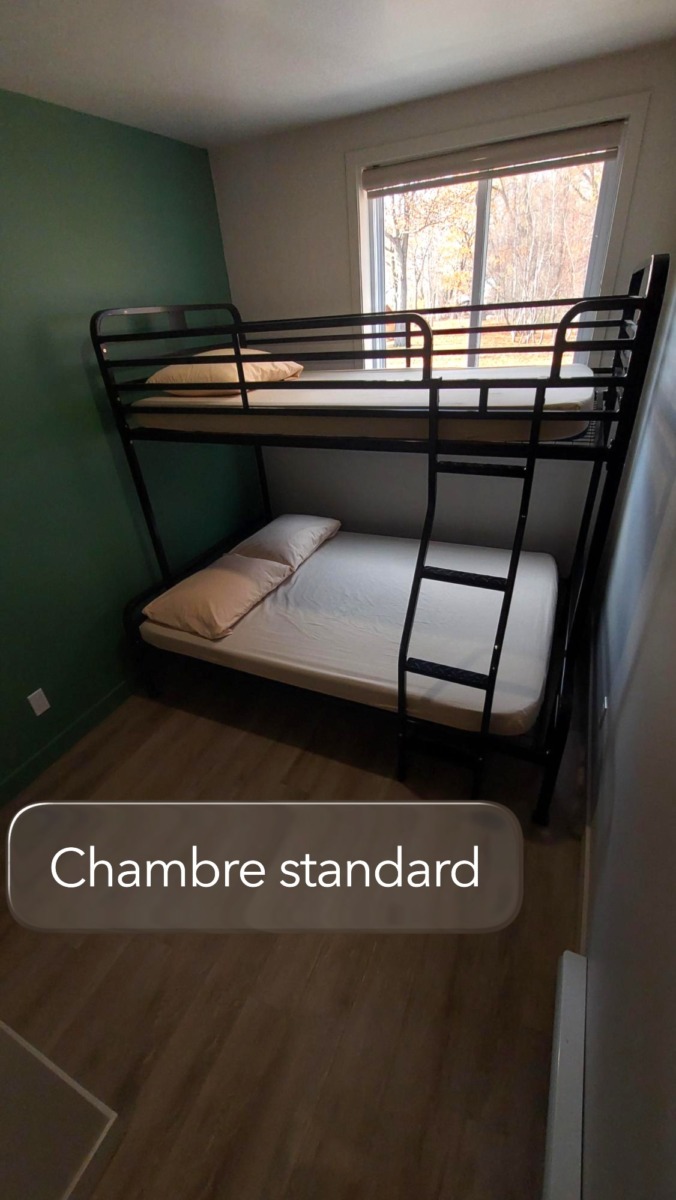 Auberge, chambre #1 - lits (mod) (+caption)