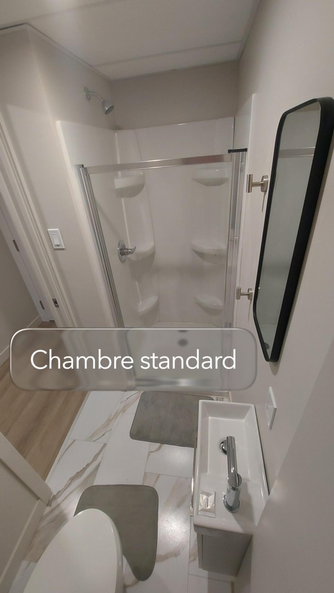 Auberge, chambre #1 - salle de bain GA (+caption)