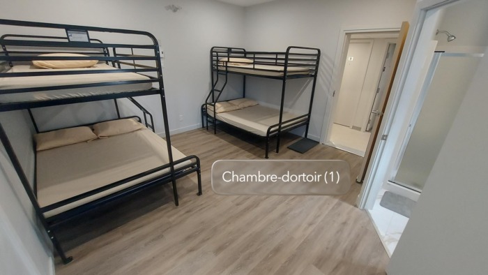 Auberge, chambre-dortoir #15 (+caption)